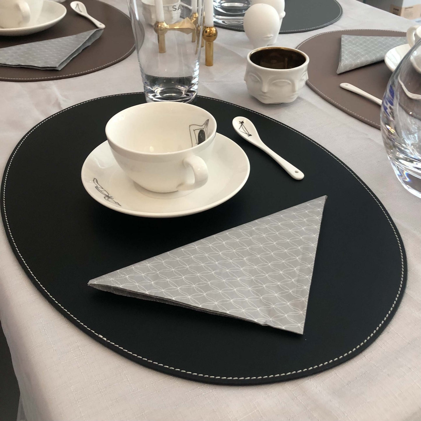 Leder Tischset, Lederunterlage KANON oval, schwarz (weiße Naht)
